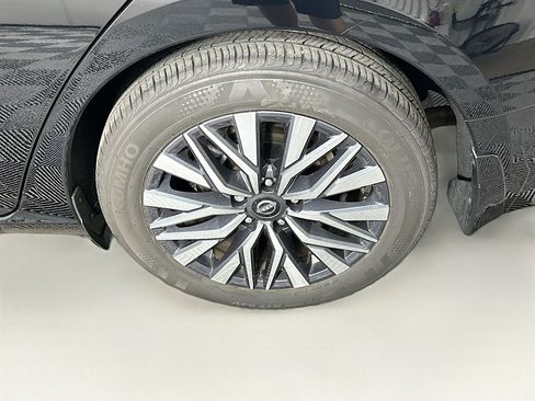 Used 2024 Nissan Altima 2.5 SV FWD image 11