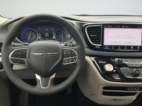 Used 2023 Chrysler Pacifica Touring-L FWD image 13