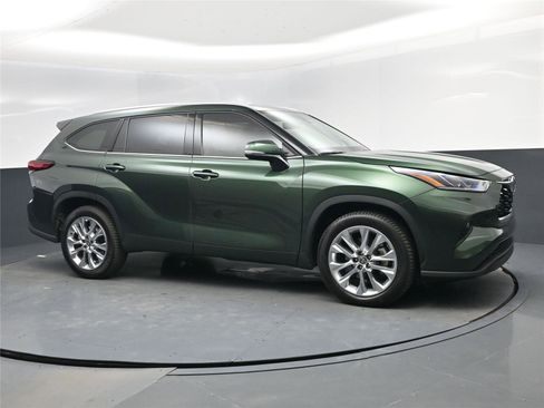 Used 2023 Toyota Highlander Limited image 2