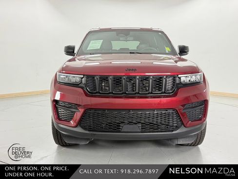 Used 2023 Jeep Grand Cherokee Altitude AWD/4WD image 2