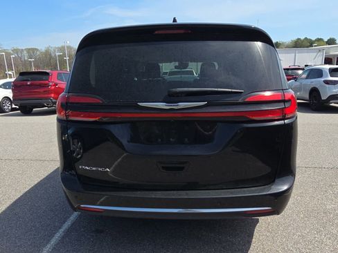 Used 2024 Chrysler Pacifica Touring-L FWD image 5