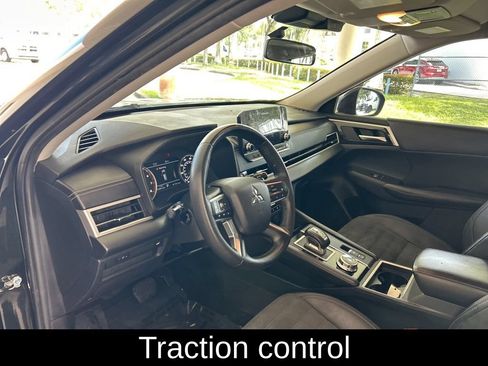 Used 2023 Mitsubishi Outlander SE FWD image 6