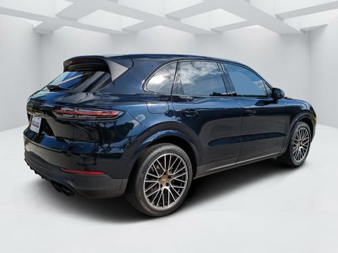 Used 2023 Porsche Cayenne Platinum Edition image 3