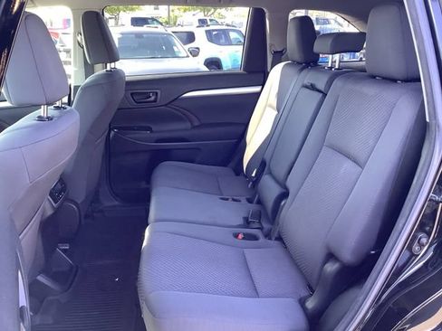 Used 2018 Toyota Highlander LE FWD image 23