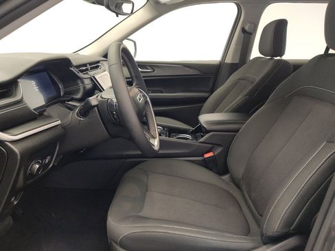 Used 2023 Jeep Grand Cherokee Laredo AWD/4WD image 17