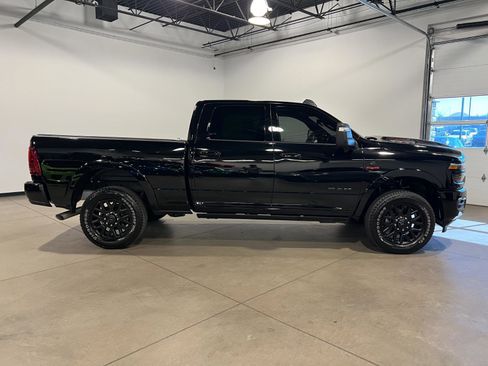 Used 2025 RAM 2500 Limited AWD/4WD image 2