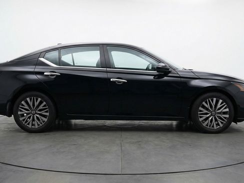 Used 2025 Nissan Altima 2.5 SV image 11