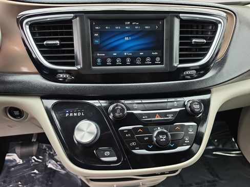 Used 2020 Chrysler Voyager L FWD image 11