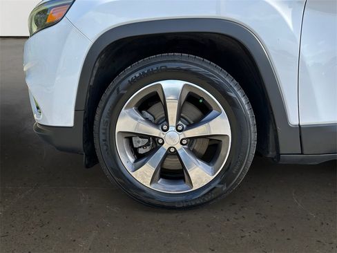 Used 2020 Jeep Cherokee Limited image 10