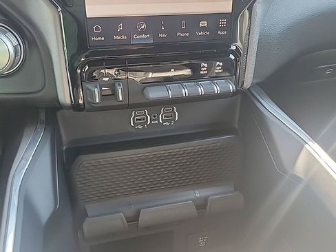 Used 2023 RAM 1500 Laramie AWD/4WD image 7