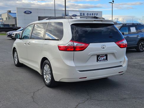 Used 2017 Toyota Sienna XLE w/ XLE Navigation Package FWD image 8