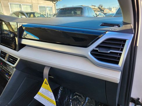 New 2026 Volkswagen Taos SE image 18