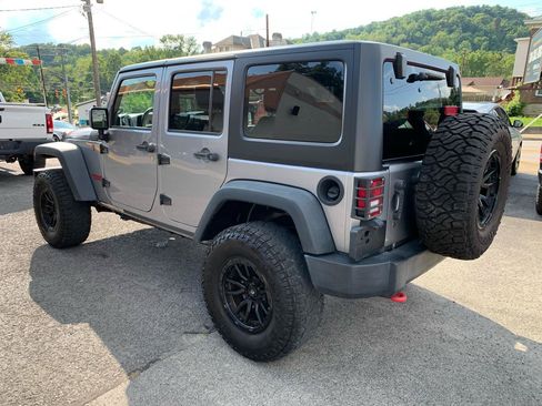Used 2017 Jeep Wrangler Unlimited Rubicon w/ Cold Weather Group AWD/4WD image 3