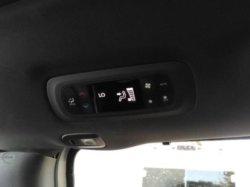 Used 2025 Chrysler Pacifica Limited FWD image 35
