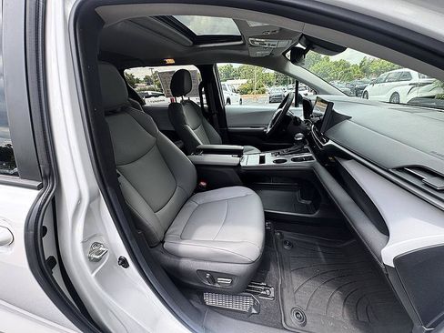 Used 2025 Toyota Sienna XLE FWD image 20