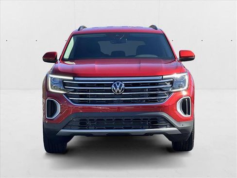 Used 2025 Volkswagen Atlas SE image 2