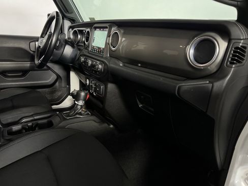 Used 2022 Jeep Wrangler Unlimited Sahara image 32