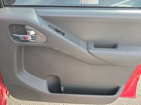 Used 2011 Nissan Frontier SV image 7