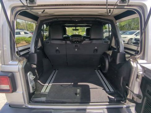 Used 2019 Jeep Wrangler Unlimited Sahara AWD/4WD image 14