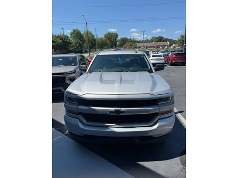 Used 2017 Chevrolet Silverado 1500 Custom w/ Custom Convenience Package RWD image 3
