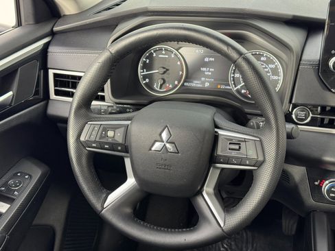 Used 2022 Mitsubishi Outlander SE image 18
