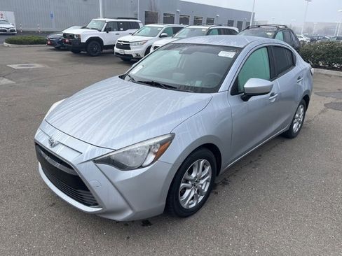 Used 2017 Toyota Yaris iA image 2