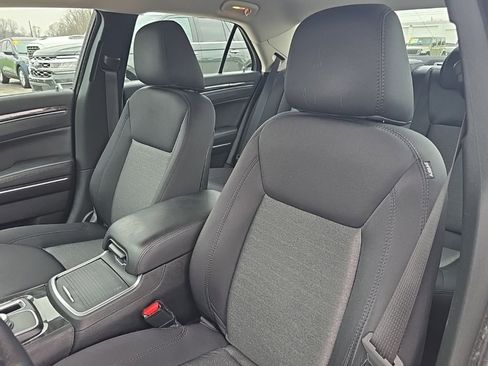Certified 2018 Chrysler 300 Touring w/ Driver Convenience Group image 17