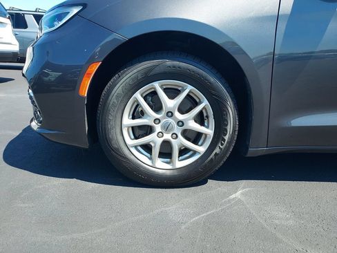Used 2023 Chrysler Pacifica Touring-L FWD image 10