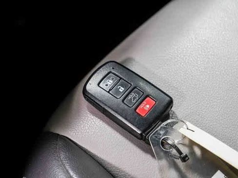 Used 2015 Toyota RAV4 Limited image 29