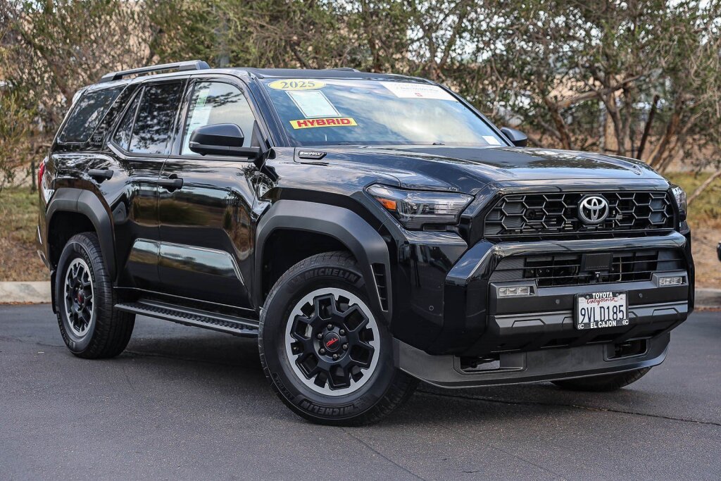 Certified 2025 Toyota 4Runner TRD Off-Road Premium AWD/4WD image 1