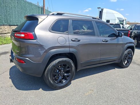 Used 2018 Jeep Cherokee Trailhawk w/ Comfort/Convenience Group AWD/4WD image 6