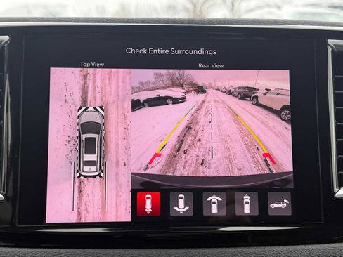 Used 2023 Chrysler Pacifica Limited image 37