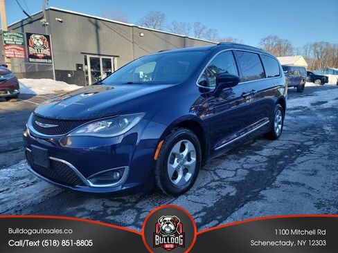 Used 2017 Chrysler Pacifica Touring-L Plus FWD image 1