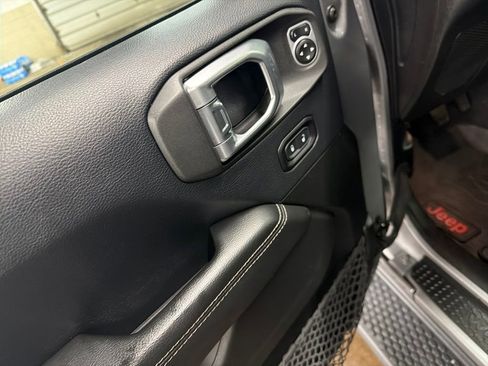 Used 2018 Jeep Wrangler Unlimited Sahara image 13