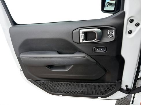 Used 2022 Jeep Wrangler Unlimited Sahara w/ Cold Weather Group image 17