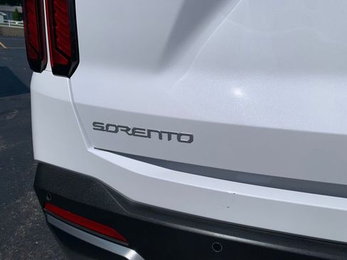 Used 2025 Kia Sorento S image 9
