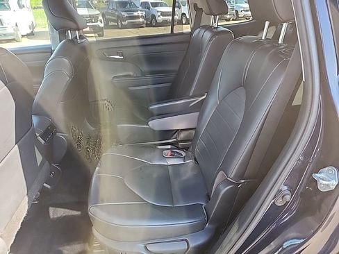 Used 2021 Toyota Highlander XLE AWD/4WD image 38