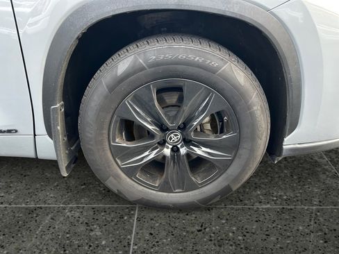 Used 2024 Toyota Highlander XLE image 9