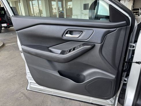 Used 2025 Nissan Rogue SV FWD image 15