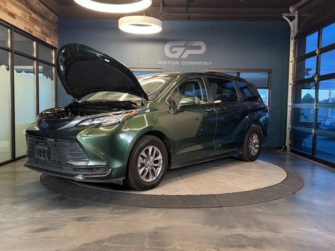 Used 2023 Toyota Sienna LE AWD/4WD image 25