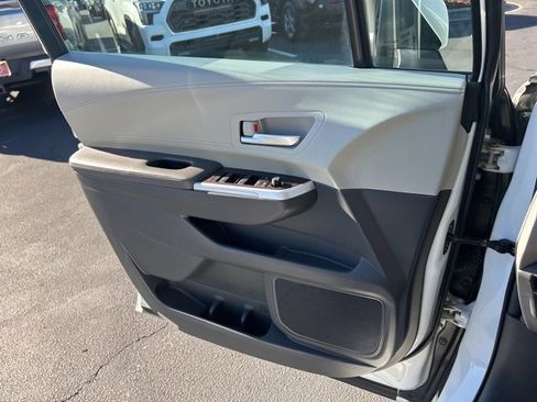 Used 2024 Toyota Sienna XLE image 27