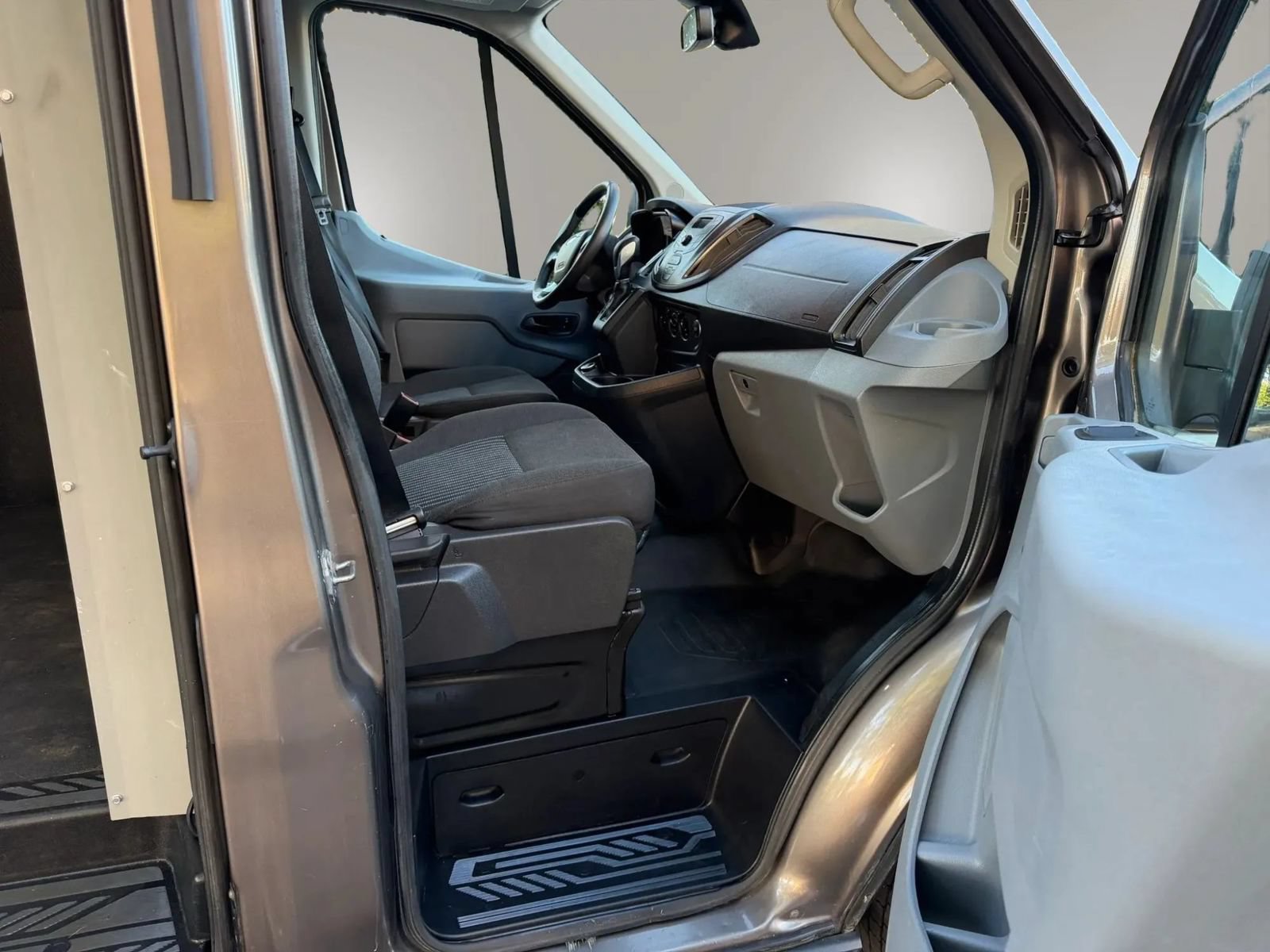 Used 2018 Ford Transit 250 148 Medium Roof RWD image 16