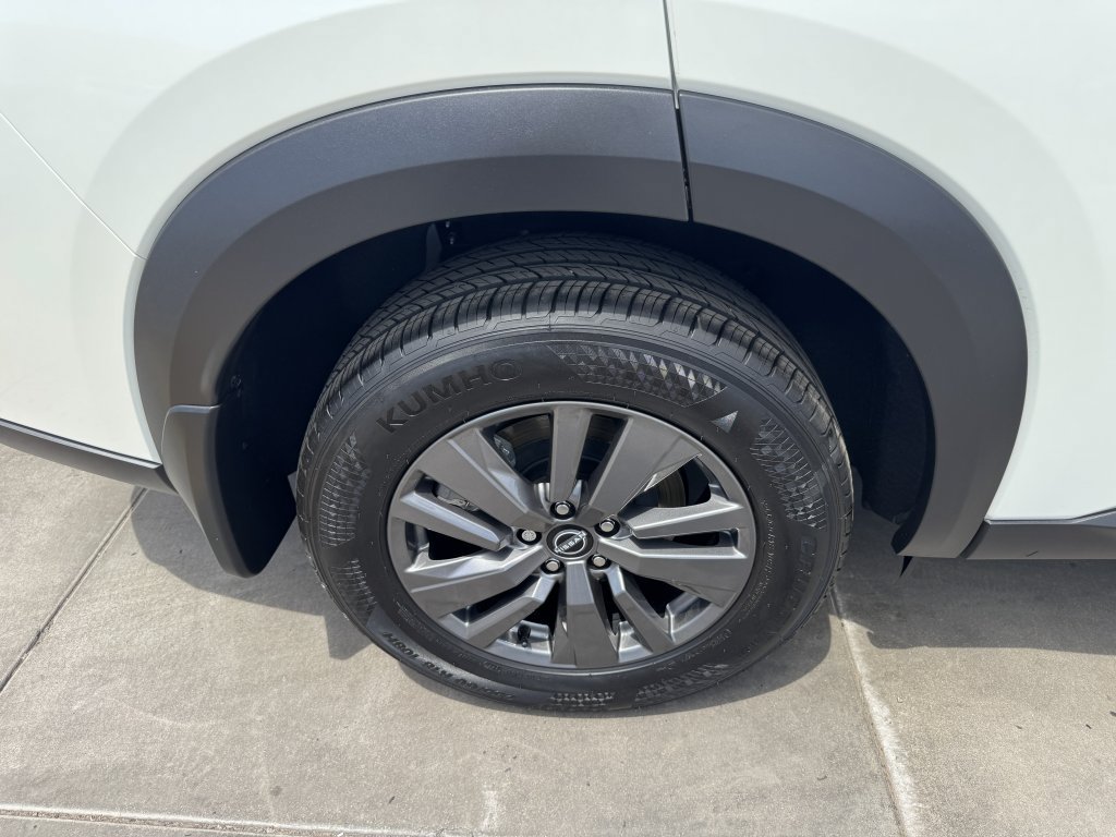Used 2024 Nissan Pathfinder SV w/ Lighting Package (N92) FWD image 15