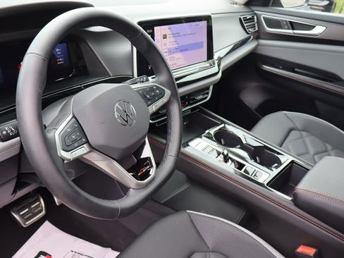 Used 2025 Volkswagen Atlas Peak Edition SE AWD/4WD image 9