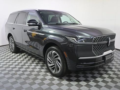 Used 2025 Lincoln Navigator Reserve AWD/4WD image 8