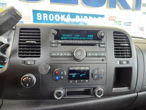 Used 2007 Chevrolet Silverado 1500 LT w/ 1LT Convenience Package AWD/4WD image 8