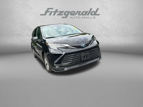 Used 2025 Toyota Sienna XLE FWD image 1