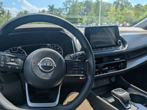 Used 2023 Nissan Rogue SV image 31