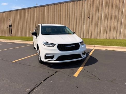 Used 2024 Chrysler Pacifica Touring-L FWD image 2