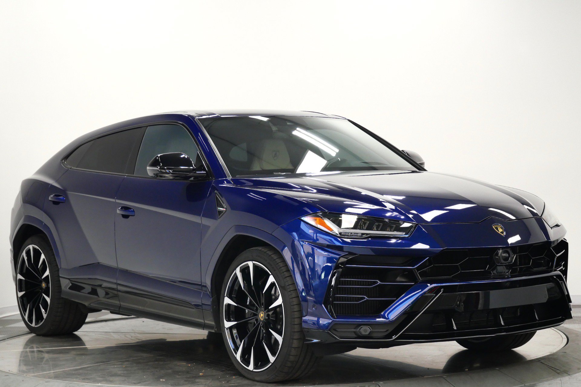 Used 2022 Lamborghini Urus AWD/4WD image 3